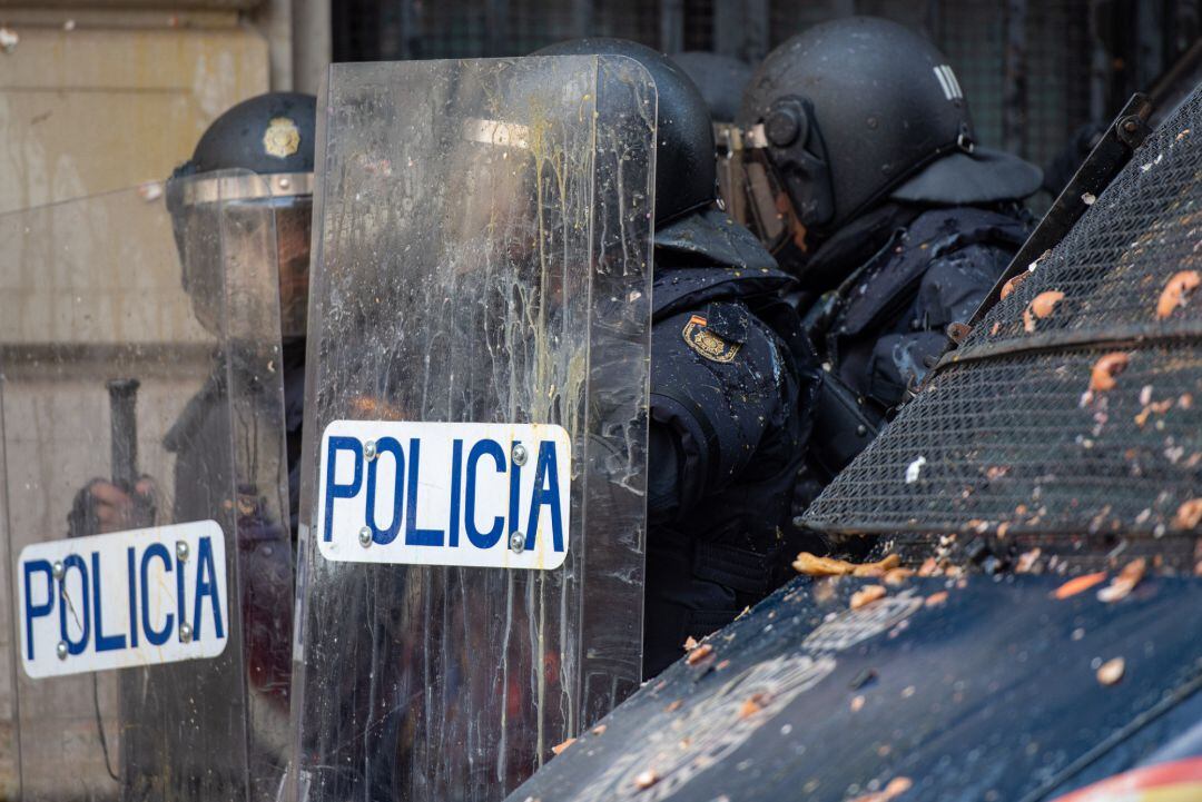 Agentes de la Policía Nacional son alcanzados por balas de pintura durante una manifestación en Barcelona en reacción a la sentencia del ‘procés’.