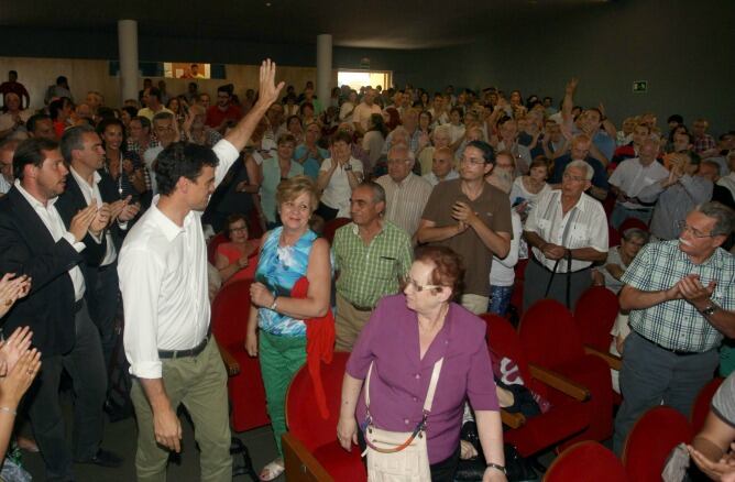 Pedro Sánchez saluda a los afiliados del PSOE en el centro cívico Bailarín Vicente Escudero