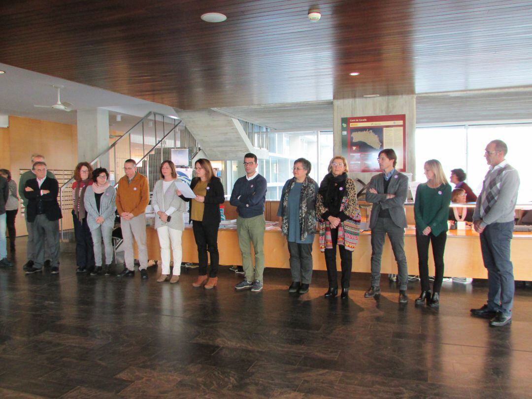 La presidenta insular Susana Mora ha llegit a la seu del Consell un mnaifest contra la violència de gènere.