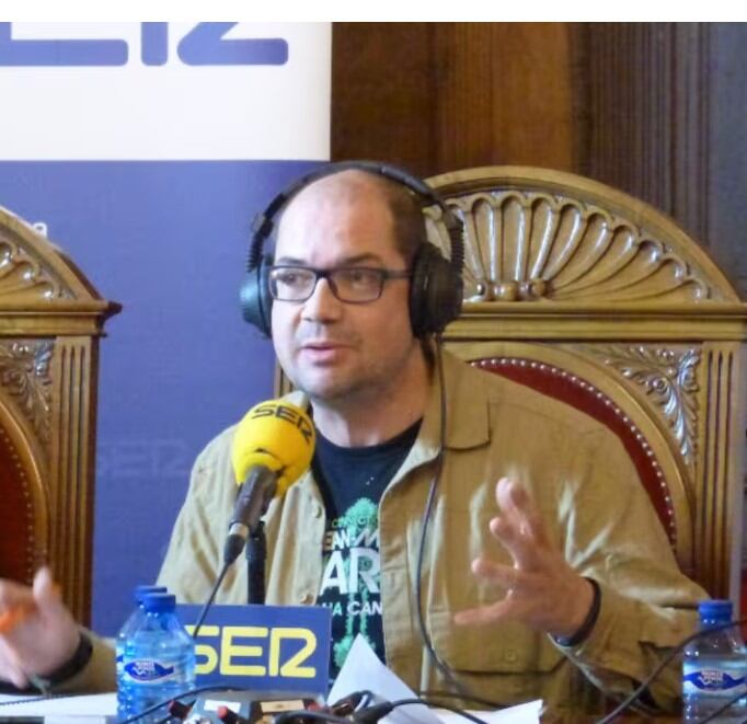 Nacho Ares en el estudio de exteriores de Radio Huesca