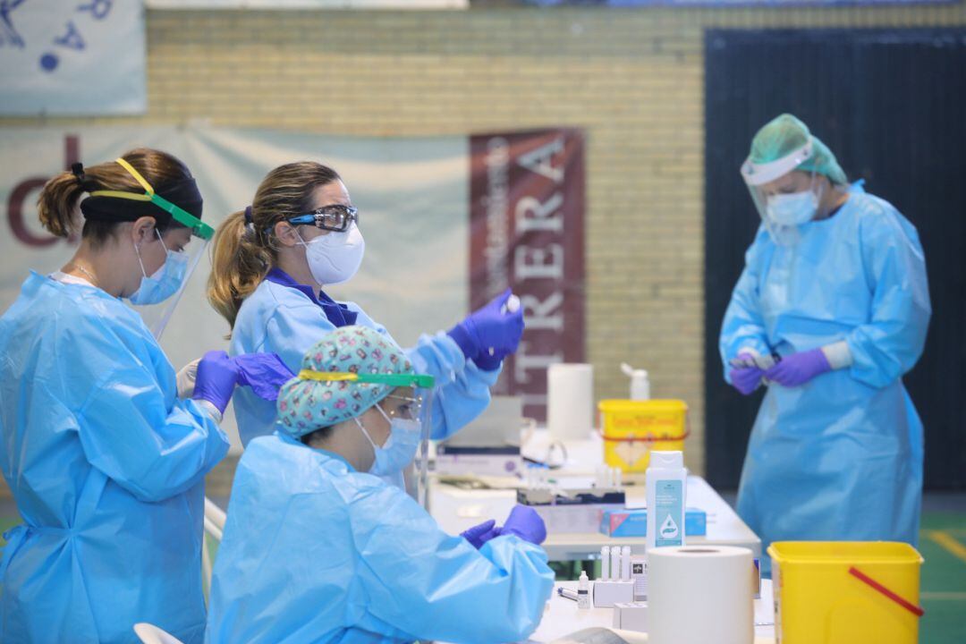 Sanitarios en la prueba de test antígenos para el cribado masivo de la detección del covid 19