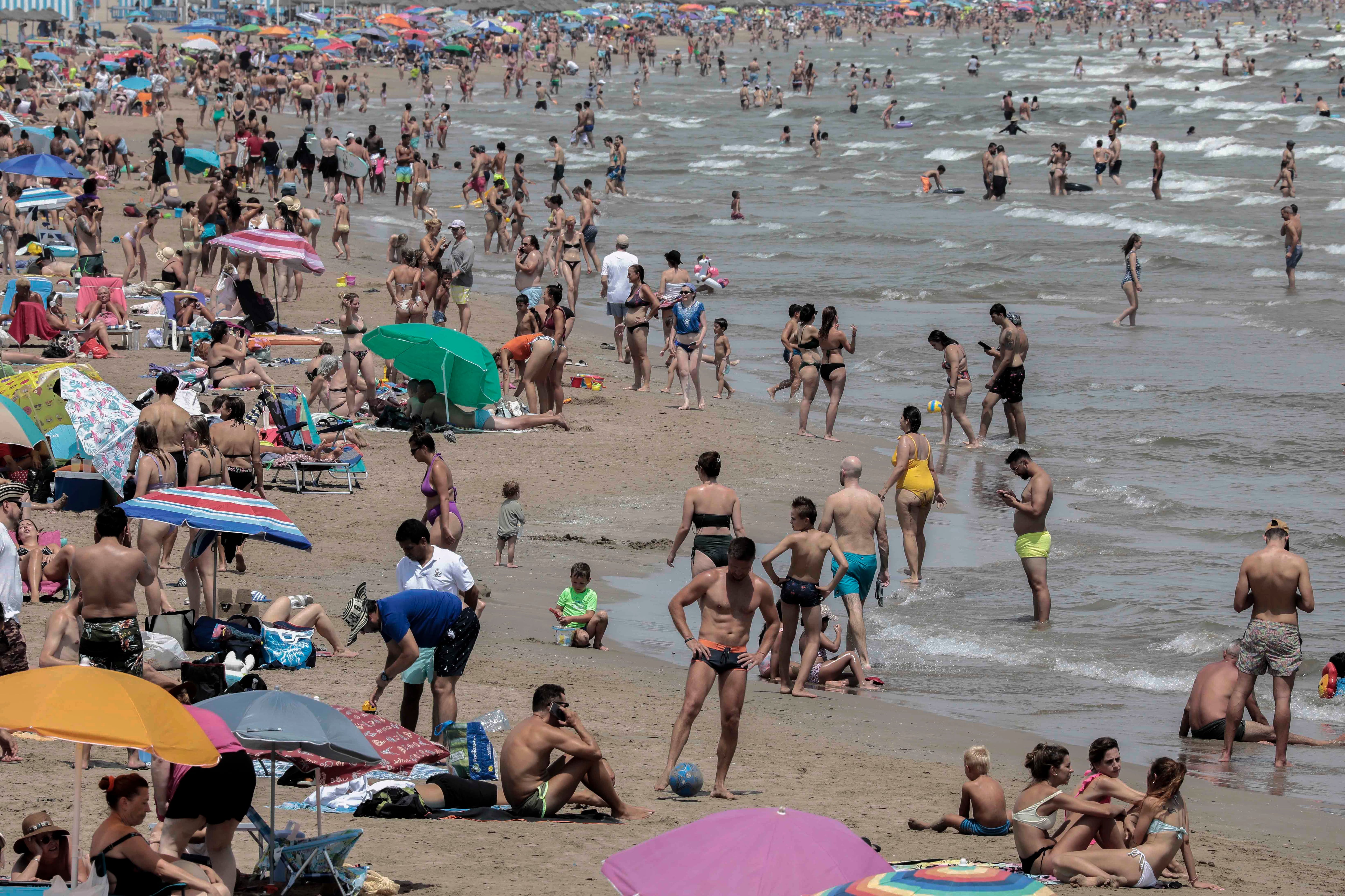 Bañistas disfrutan del sábado en la playa de la Malvarrosa, en Valencia.