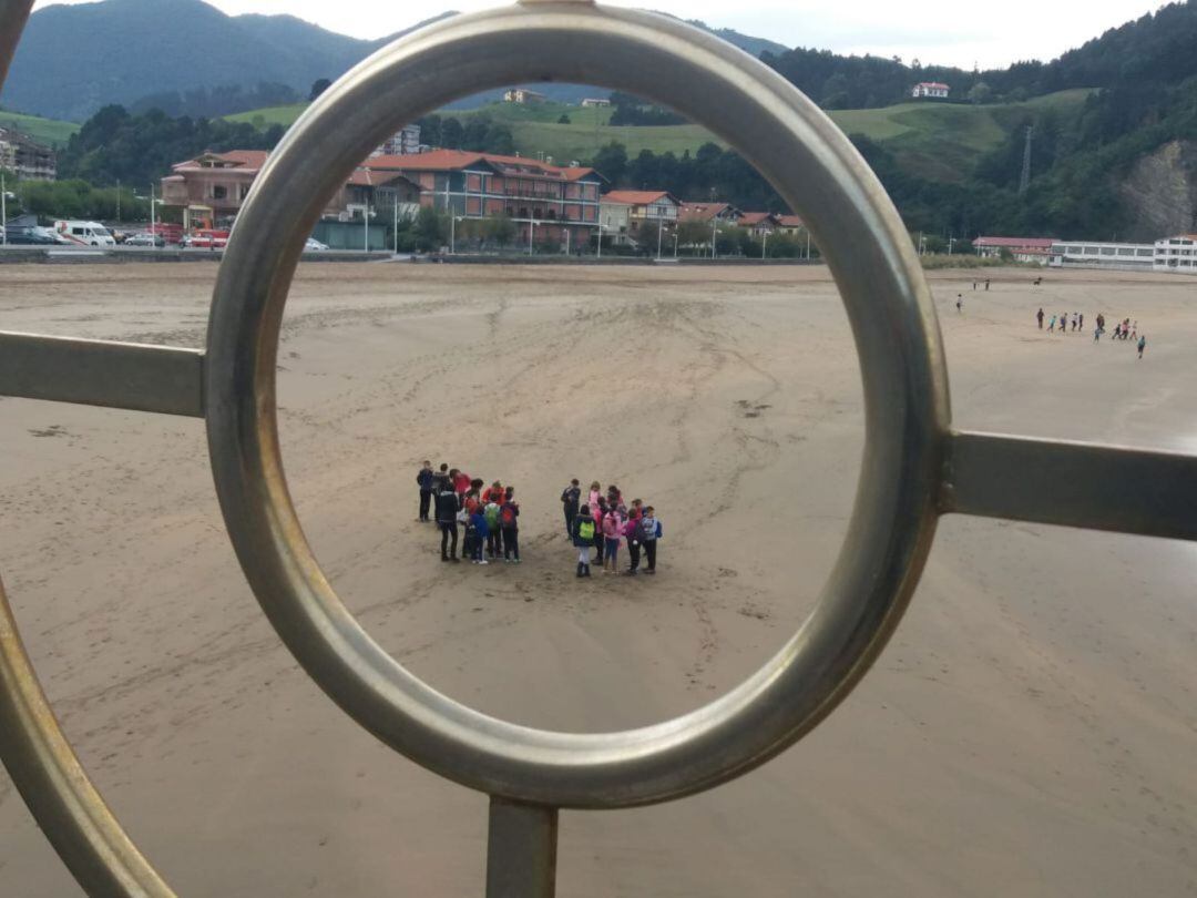 Las excursiones de escolares a la playa de Deba, para analizar estado del litoral, es ya un clásico del calendario escolar de Ermua