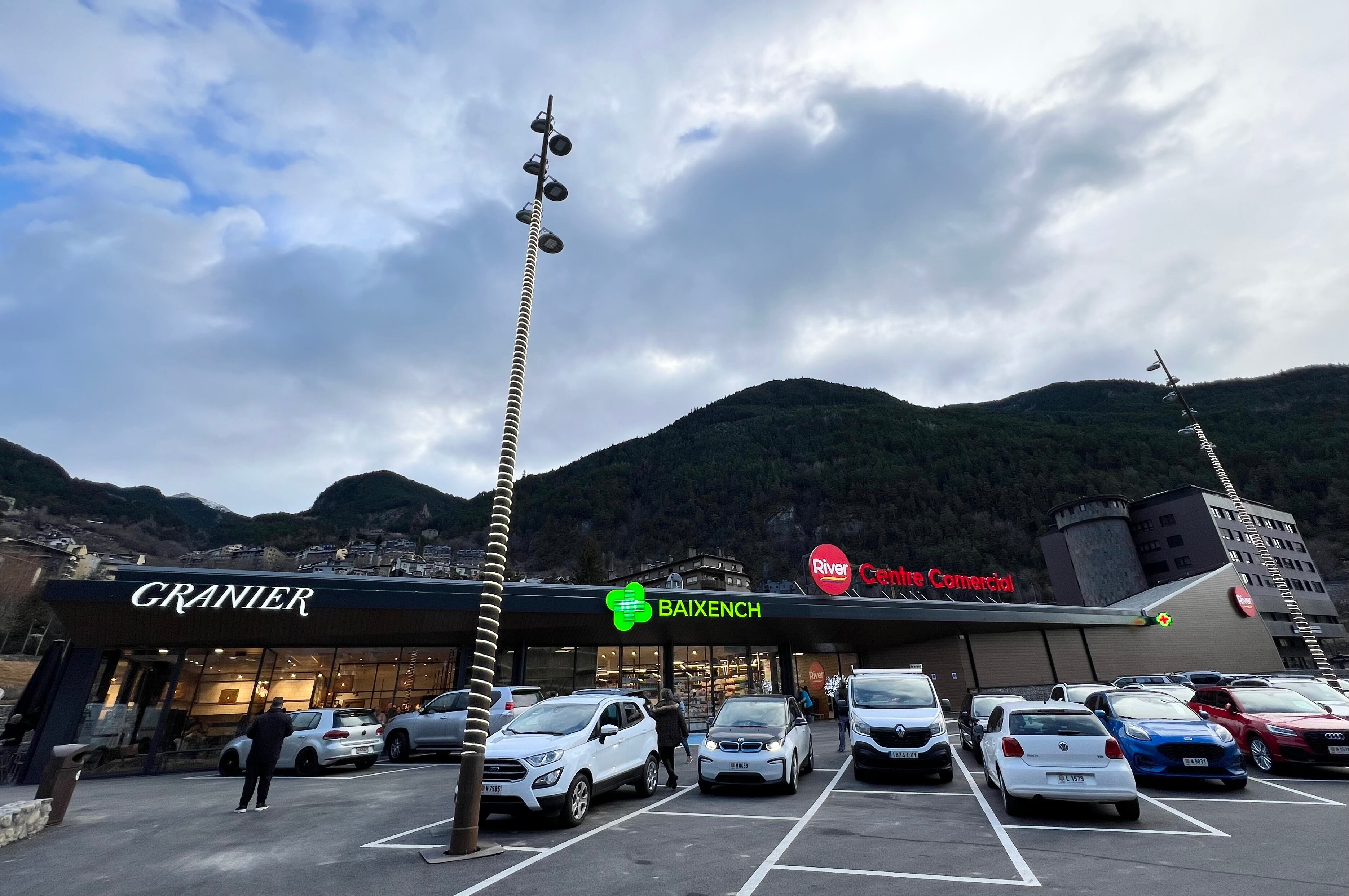 Façana del nou hipermercat River Encamp que s'ha inaugurat avui, convertint-se en l'establiment més gran de la població.