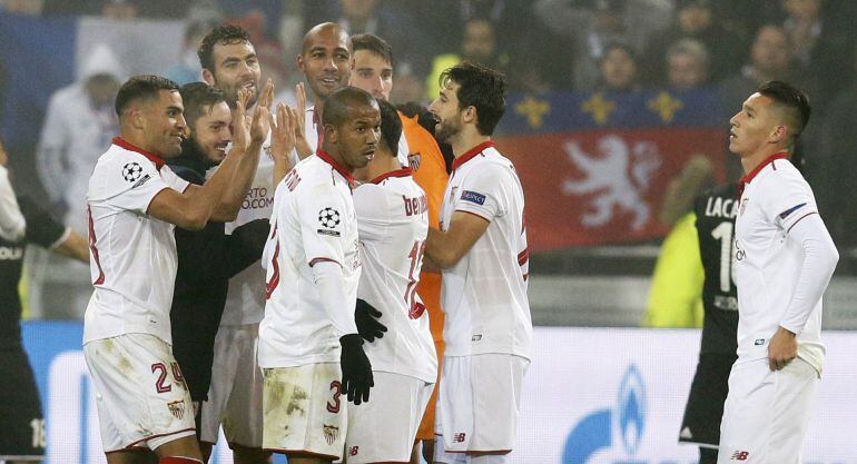 Los jugadores del Sevilla festejan el pase a octavos de final
