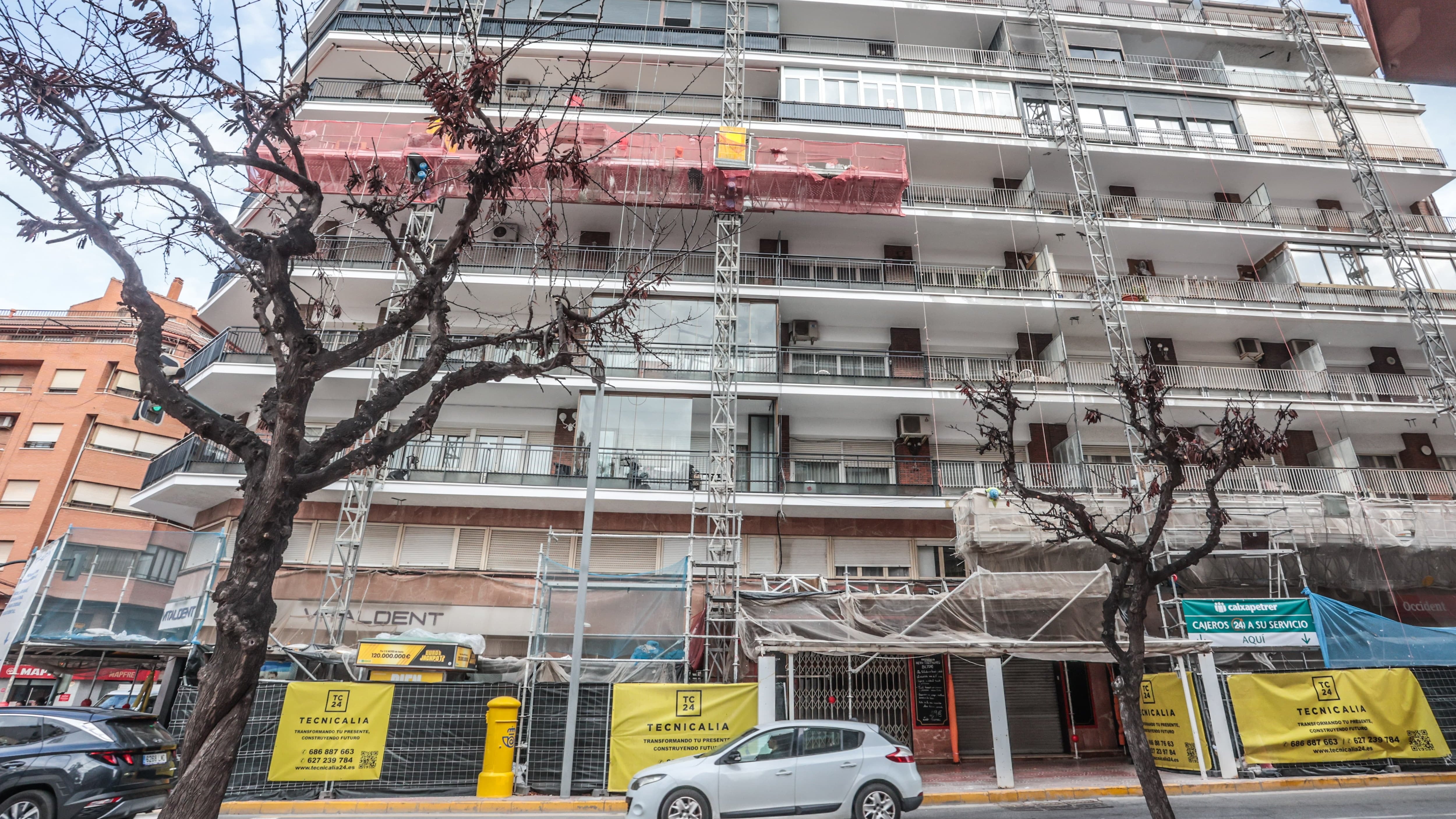 Se trata de una obra en la fachada de un edificio en la calle Padre Manjón de Elda