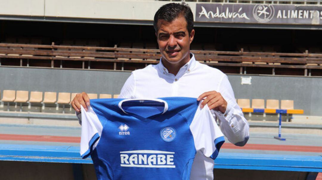 José Pérez Herrera posando en Chapín con la camiseta del Xerez DFC