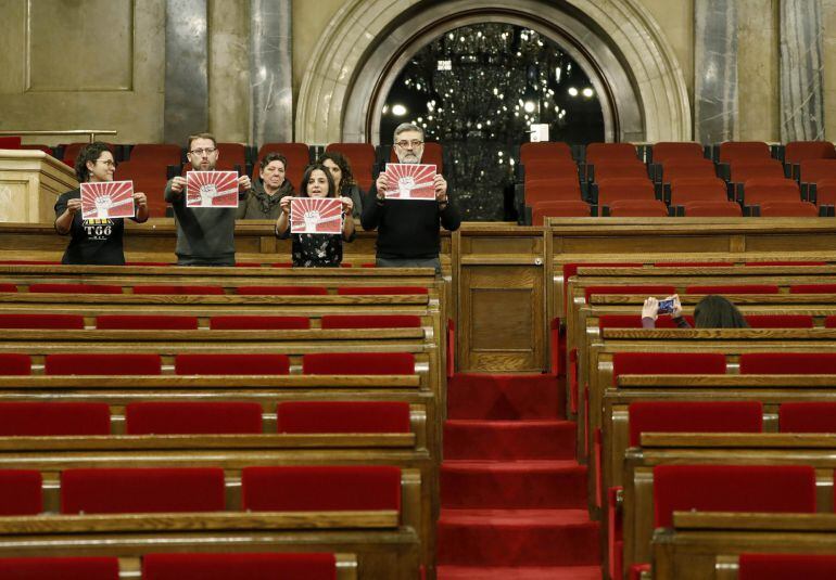 Els diputats de la CUP, als seus escons a l'hora que havia de començar el ple d'investidura, a les 15:00