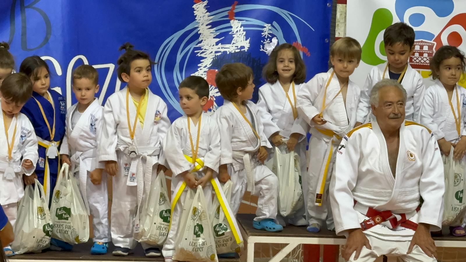 Podio de Adexe el más pequeño de cuatro hermanos judokas, hermanos Padilla con el maestro Angel Claveras en Villanueva de Gállego. Foto: CJ Binéfar