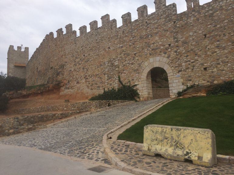 Imatge, aquest diumenge, de les pilones de formigó preparades pel consistori de la vila