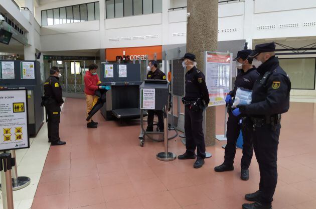 Reparto de mascarillas en la estación del AVE de la capital