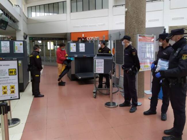 Reparto de mascarillas en la estación del AVE de la capital