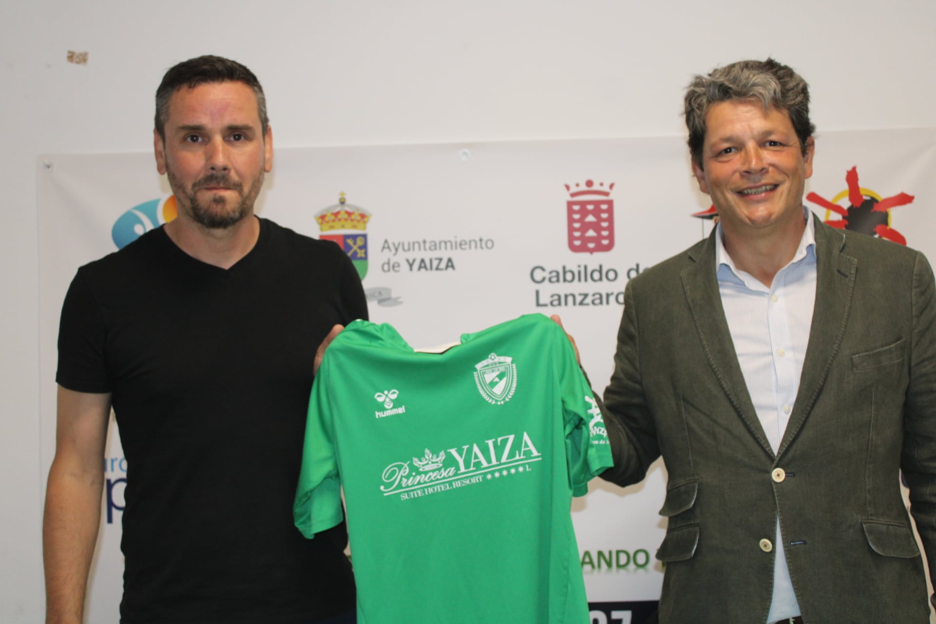 El entrenador Maxi Barrera con el presidente del Unión Sur Yaiza, Bernardo Povedano.