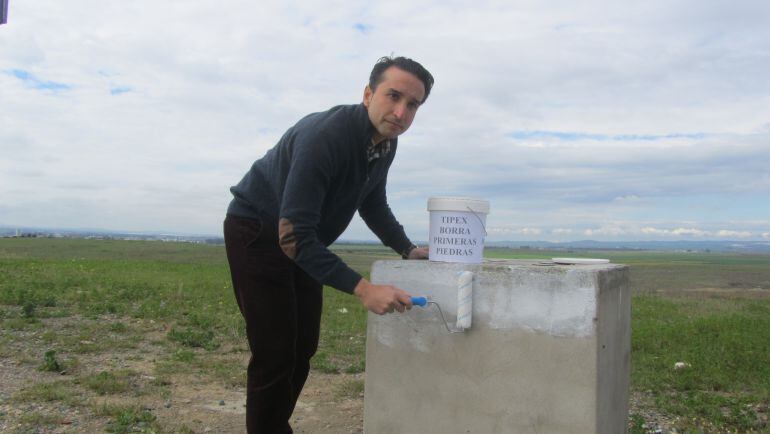 Ricardo Cabezas &quot;borra&quot; de forma simbólica la primera piedra de la Plataforam Logística, a la que le falta ya la placa original.