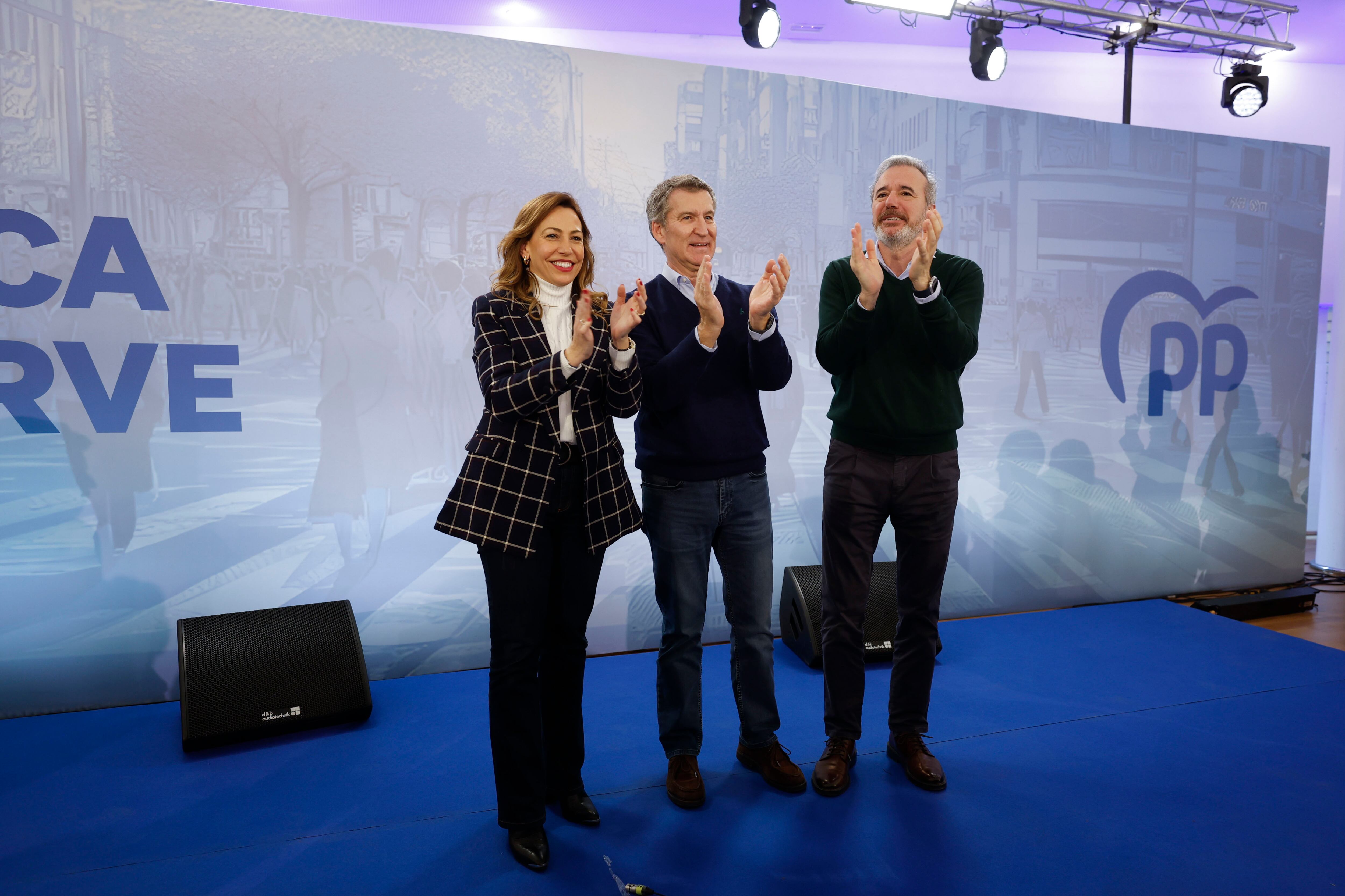 ZARAGOZA, 09/02/2025.- El presidente del PP, Alberto Núñez Feijóo (c), junto al presidente de Aragón, Jorge Azcón, y la alcaldesa de Zaragoza, durante la reunión que celebró este domingo en Zaragoza con 35 alcaldes populares de urbes de más de 100.000 habitantes, en el I Foro de grandes ciudades de España, que se centrará en la vivienda y servirá para reclamar también al Gobierno que aborde con los ayuntamientos la financiación local. EFE/ Javier Cebollada
