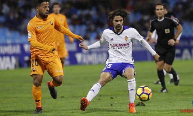 Oliver Buff controla un balón en el último partido jugado en la Romareda