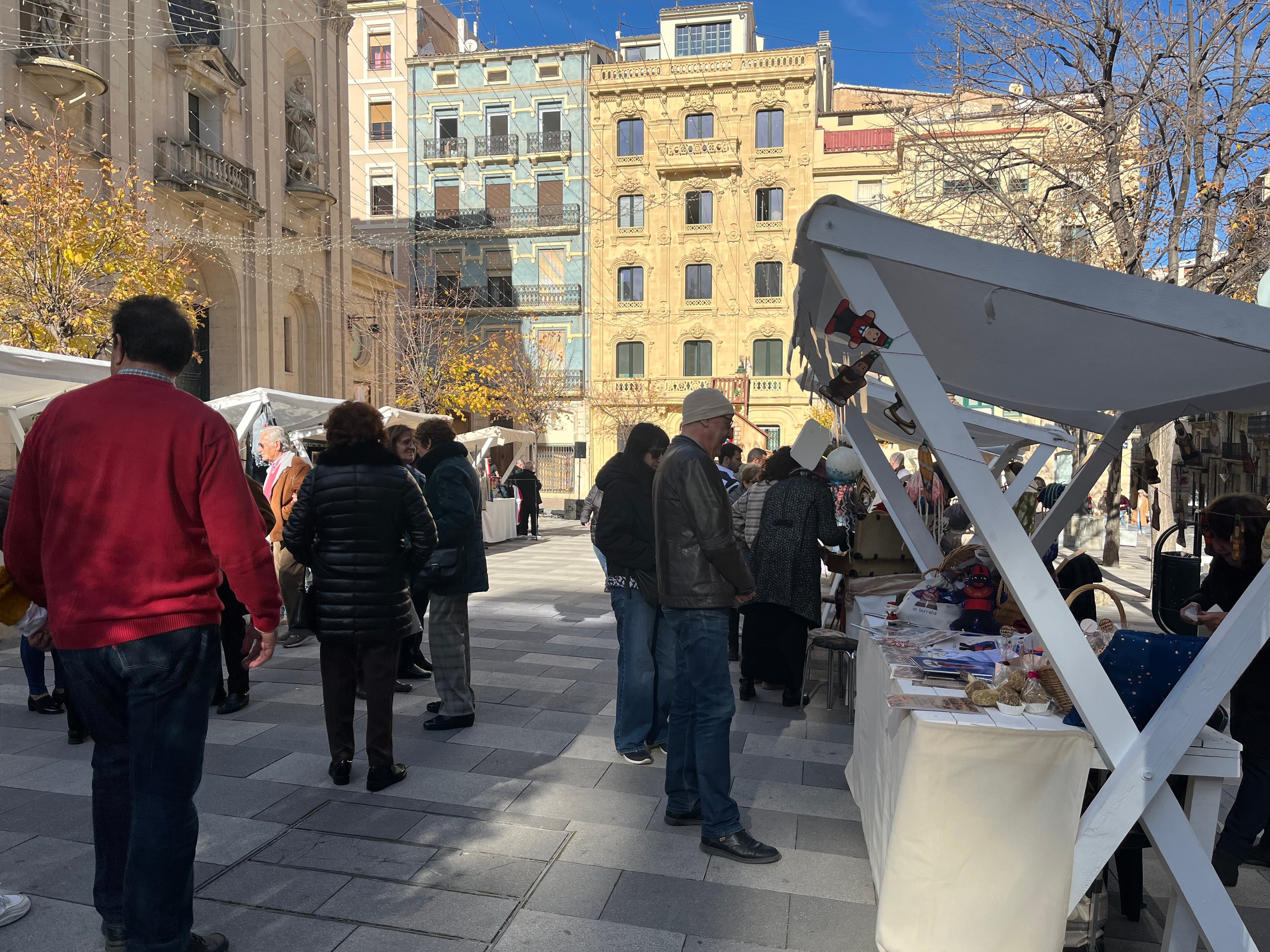 La Mostra d'Art i Disseny d'Alcoi (MADA) a la plaça de Ramón i Cajal.