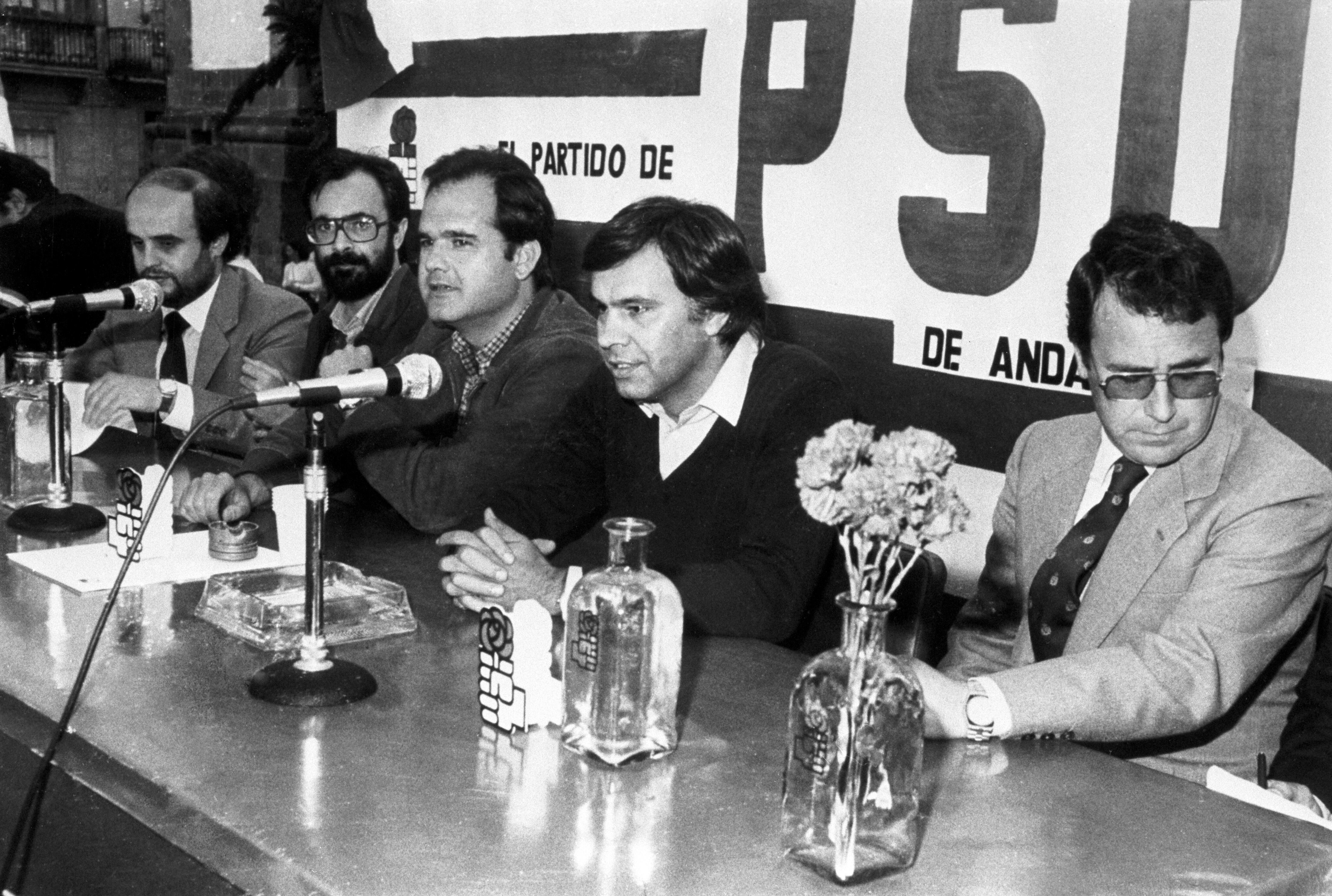 Felipe González (2d), y los candidatos socialistas por la provincia de Cádiz al parlamento andaluz en el 82, entre los que se encuentra el diputado Manuel Chaves, durante un mitin celebrado en Algeciras