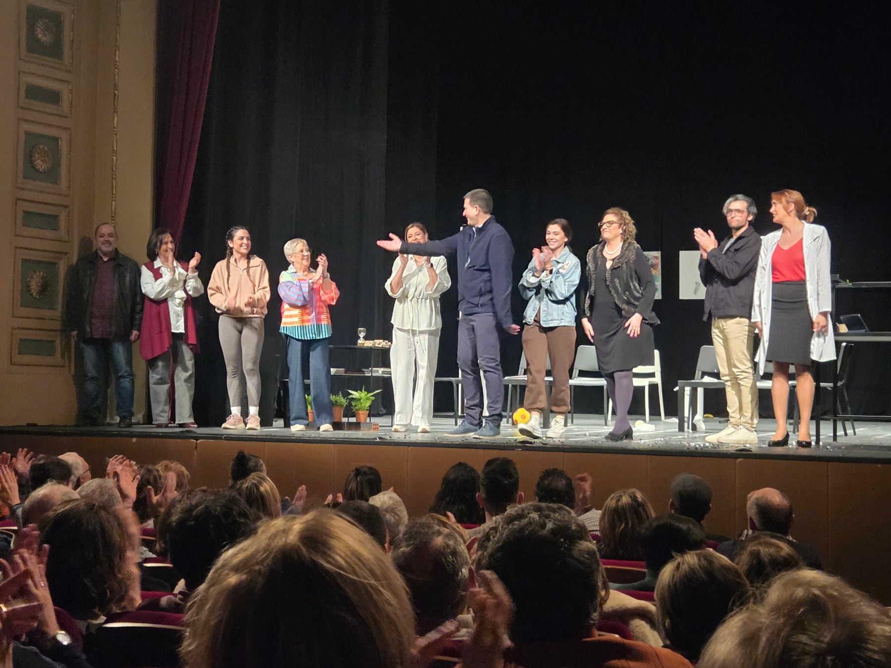 Un instante del final de la representación con la salida del director de la obra Jordi Linares