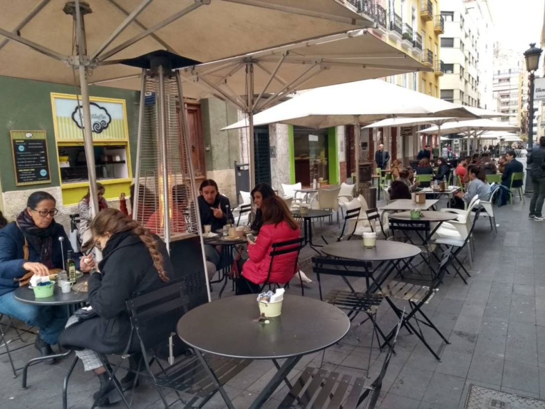 Veladores en una calle de Alicante en el Centro Tradicional