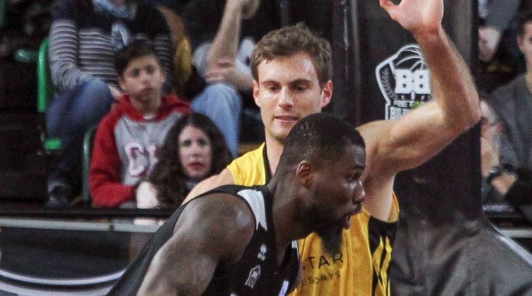 El alero estadounidense del Iberostar Tenerife, Tim Abromaitis (detrás), y el ala pívot ghanés del RETABet Bilbao Basket, Benjamin Bentil, disputan el balón durante el partido de esta tarde en el Bilbao Arena, correspondiente a la jornada 25 de Liga Endes