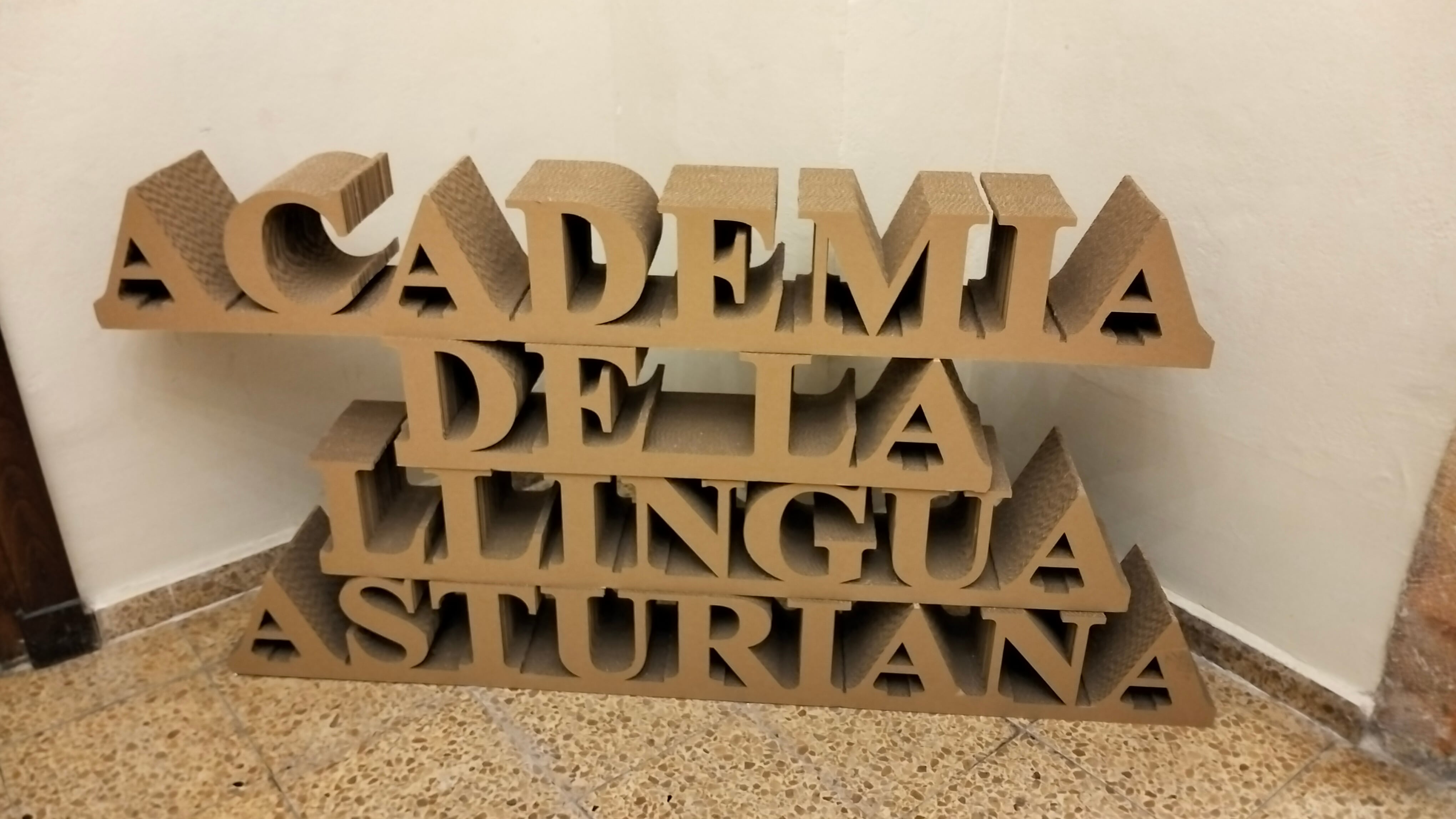 Rótulo corpóreo de la Academia de la Llingua Asturiana