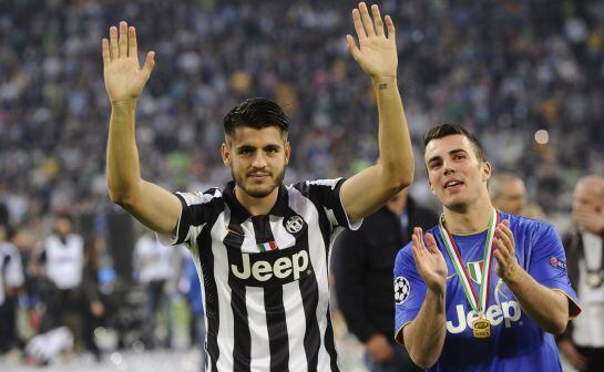 El jugador español de la Juventus celebra el triunfo en la Serie A de su equipo.