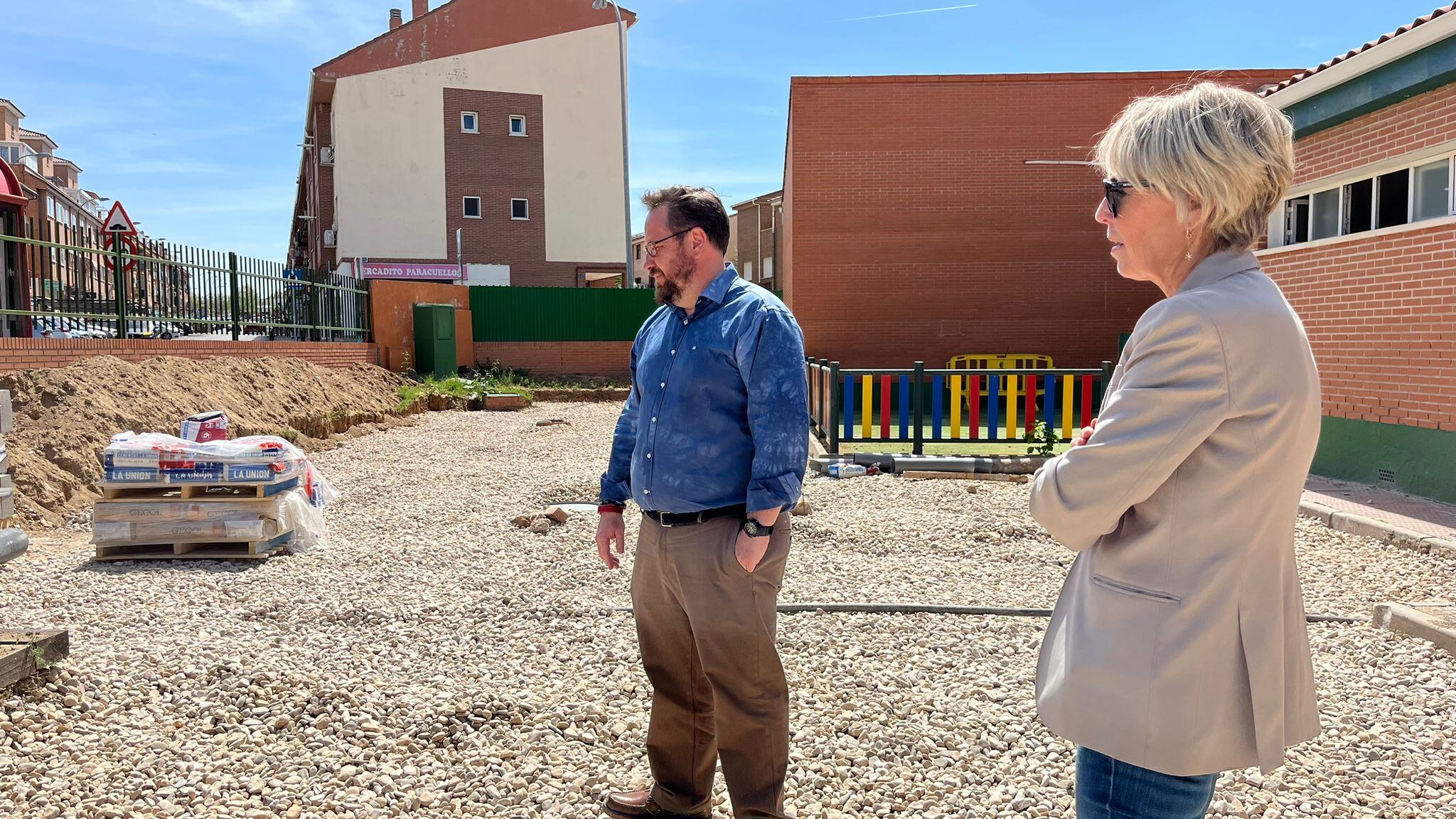 El alcalde de Paracuellos de Jarama, Jorge Alberto Campos, visita las obras que se están desarrollando en los patios de centros educativos públicos