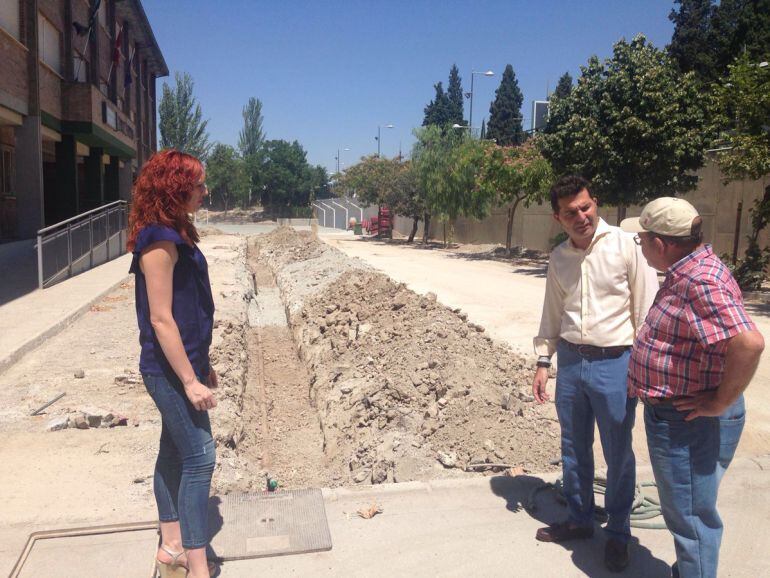 El alcalde de Maracena (Granada) visita obras municipales en un colegio de la ciudad