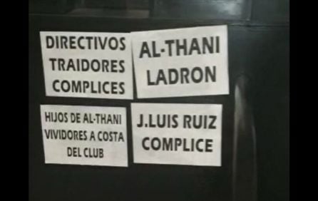 Algunos de los carteles que aparecieron en los aledaños del estadio