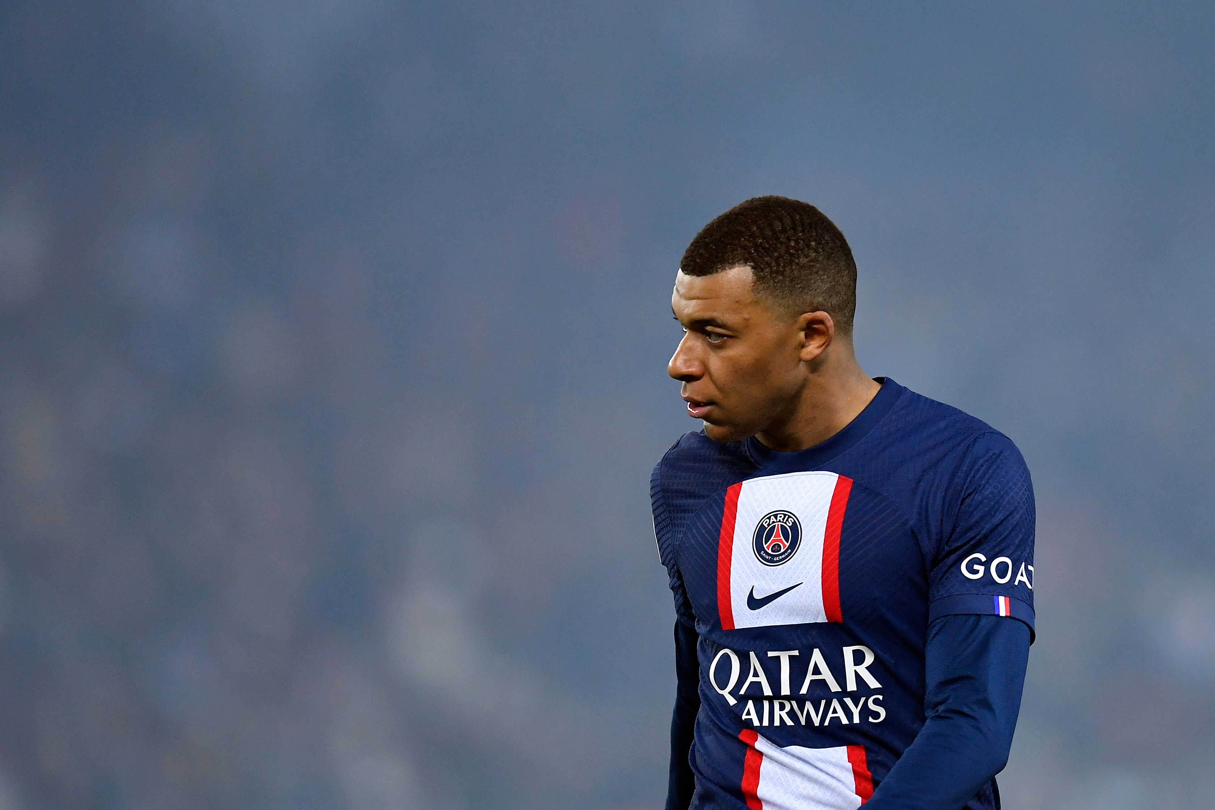 Kylian Mbappe durante un partido contra el Olympique de Lyon de la Ligue 1.