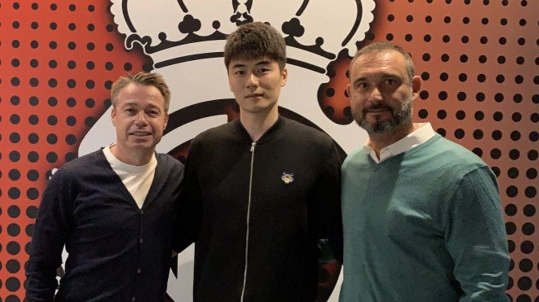 Ki Sung Yueng posa con Graeme Le Saux y Javier Recio en la foto de presentación del jugador.