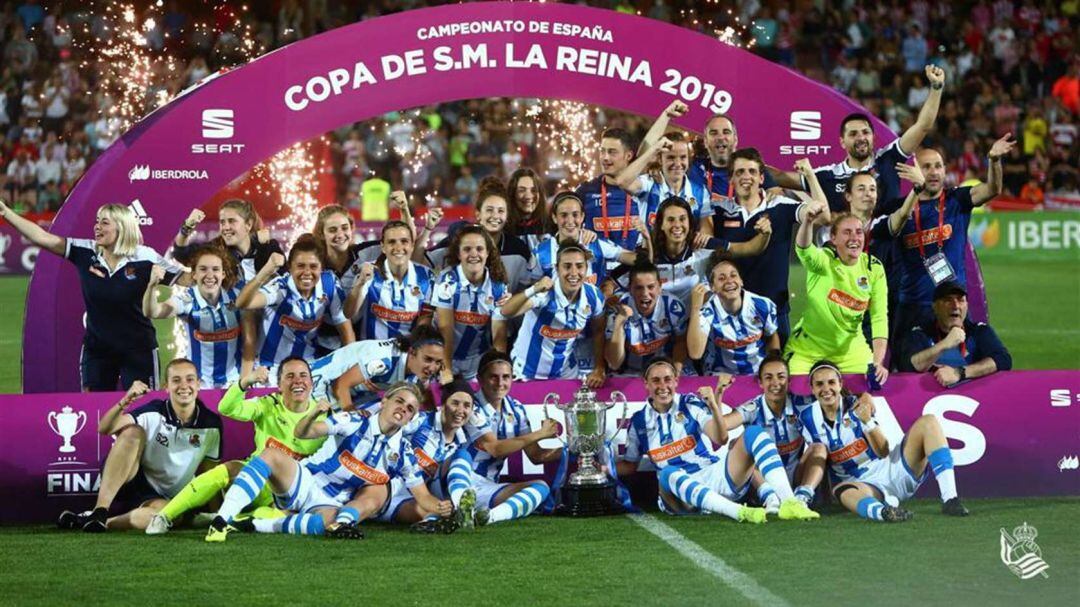 Imagen de la copa ganada en Granada por la Real