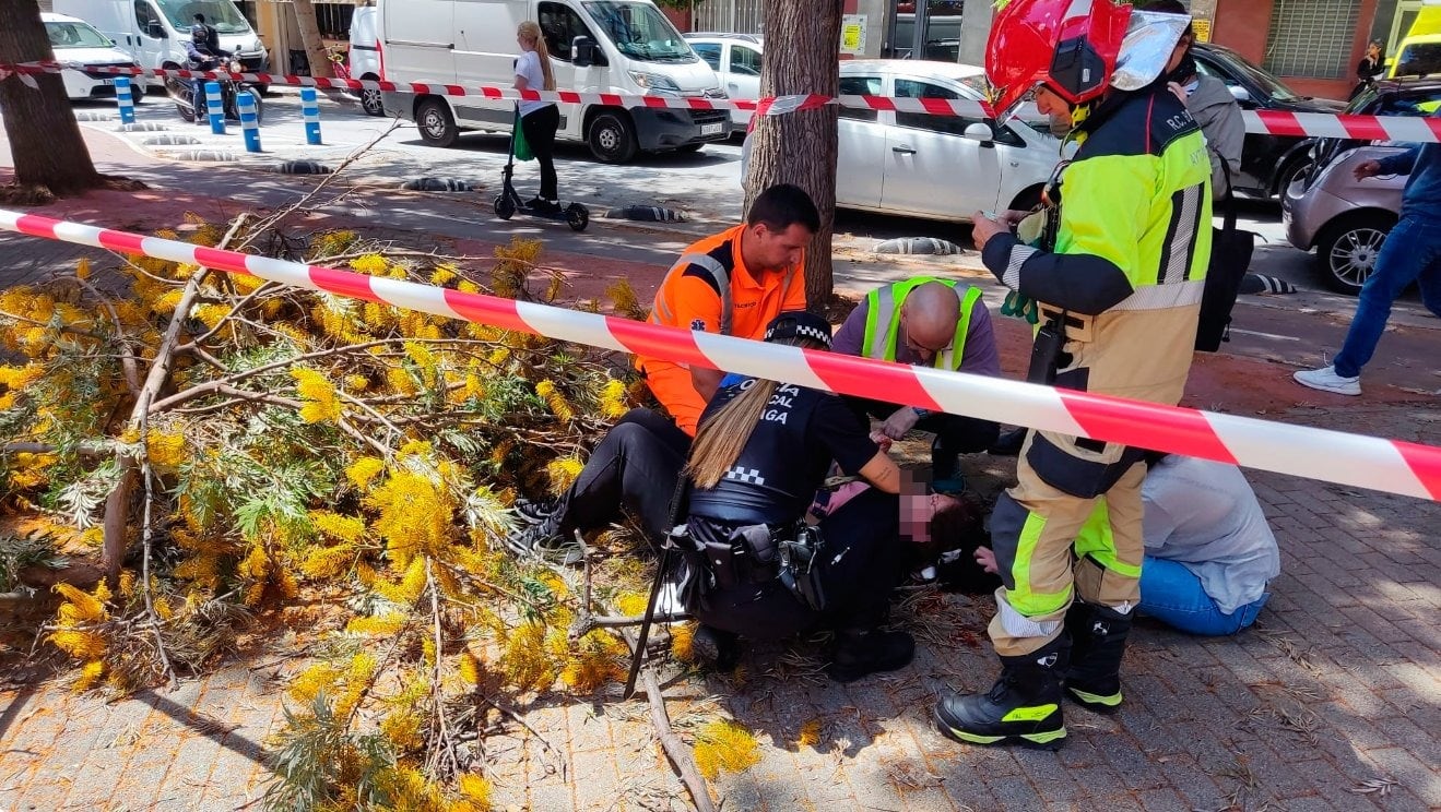 Un momento de la intervención para auxiliar a la víctima en Málaga