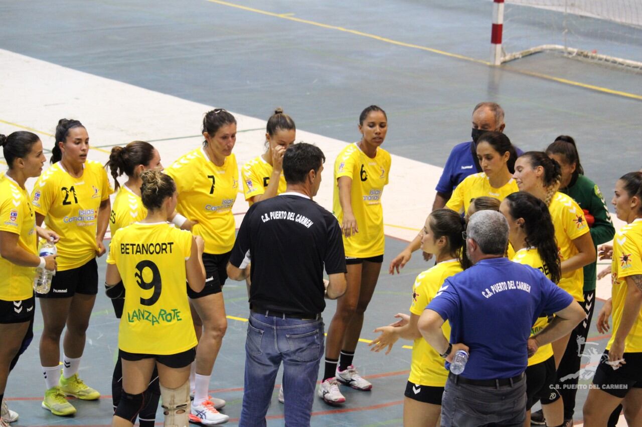 Jugadoras y cuerpo técnico del Puerto del Carmen.