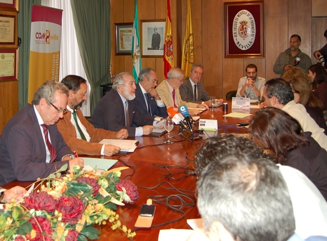 En la imagen, un momento de la rueda de prensa ofrecida por el Colegio de Médicos con su presidente, Juan Bautista Alcañiz, al frente.