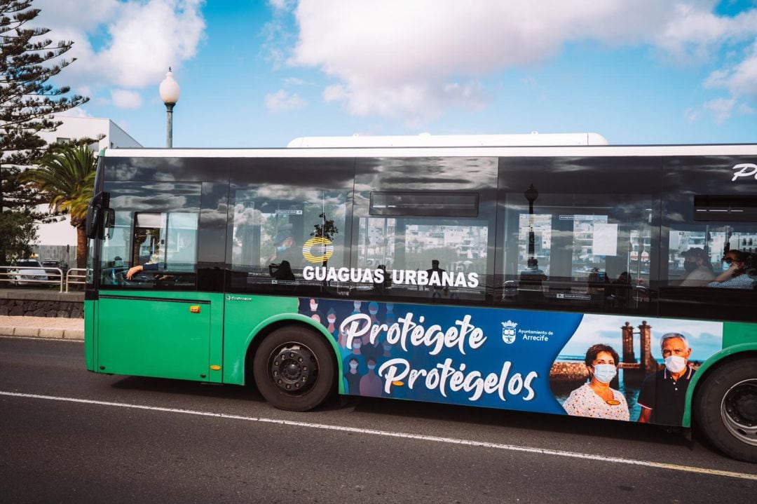 Una de las guaguas de la Línea 1 de Arrecife.