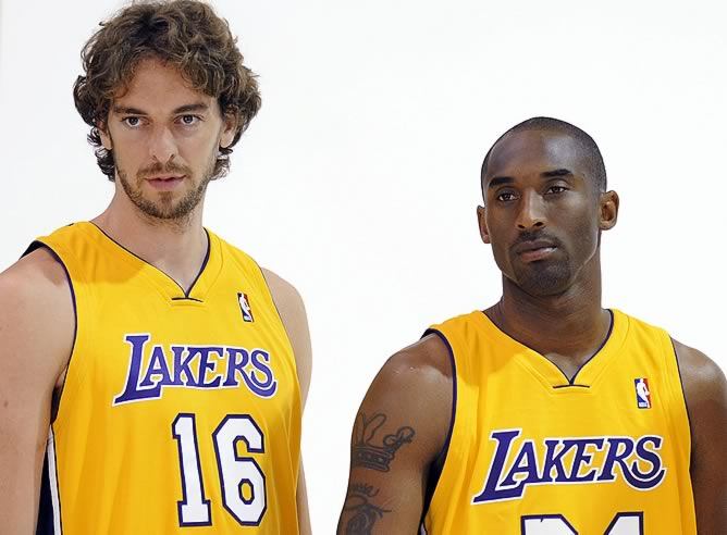 Pau Gasol y Kobe Bryant posan en el <i>media day</i>
