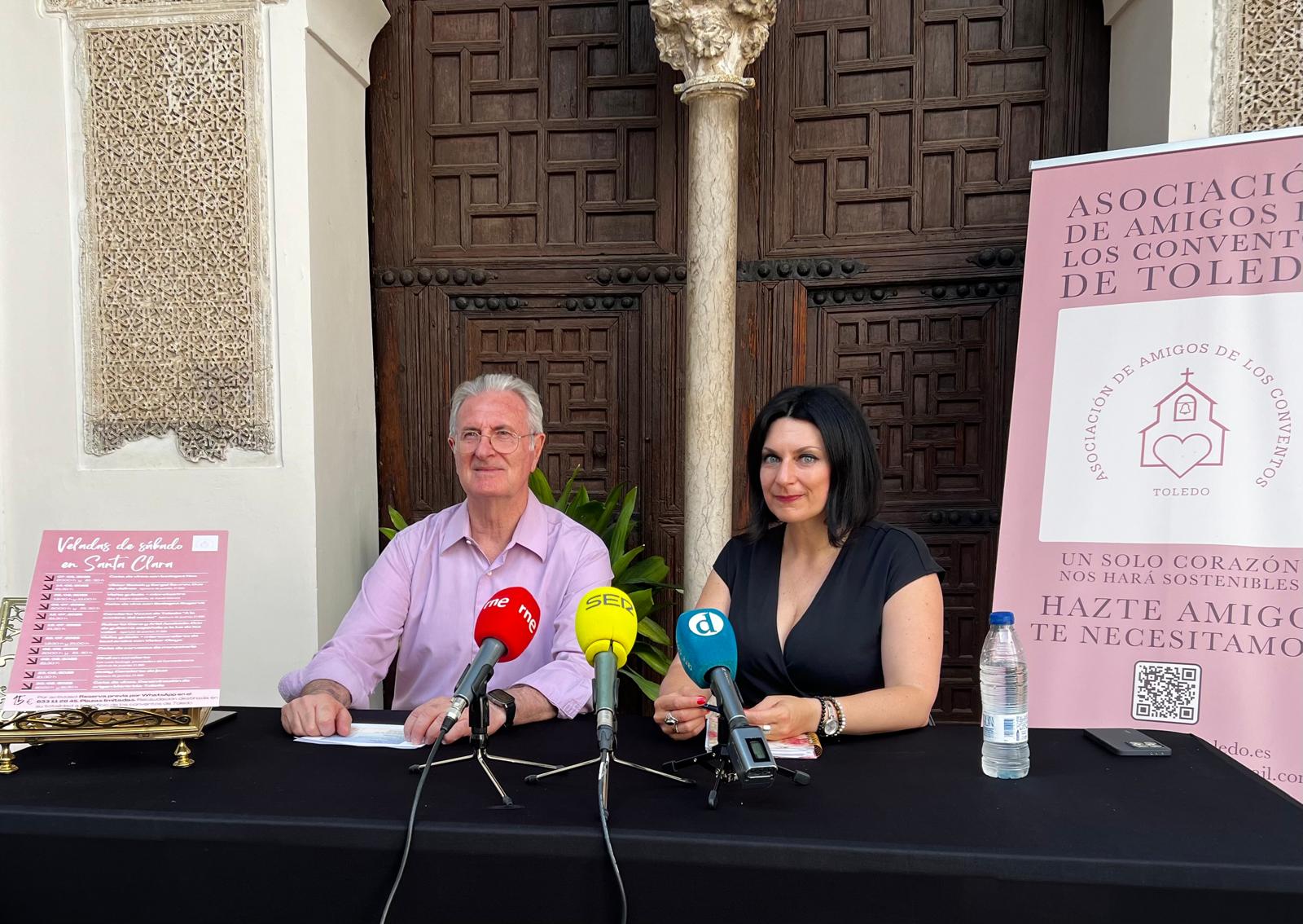 Los organizadores de &quot;Las veladas en Santa Clara&quot;, José Manuel Castillo y Laura García García, durante la presentación de la programación impulsada por la Asociación de Amigos de los Conventos de Toledo.