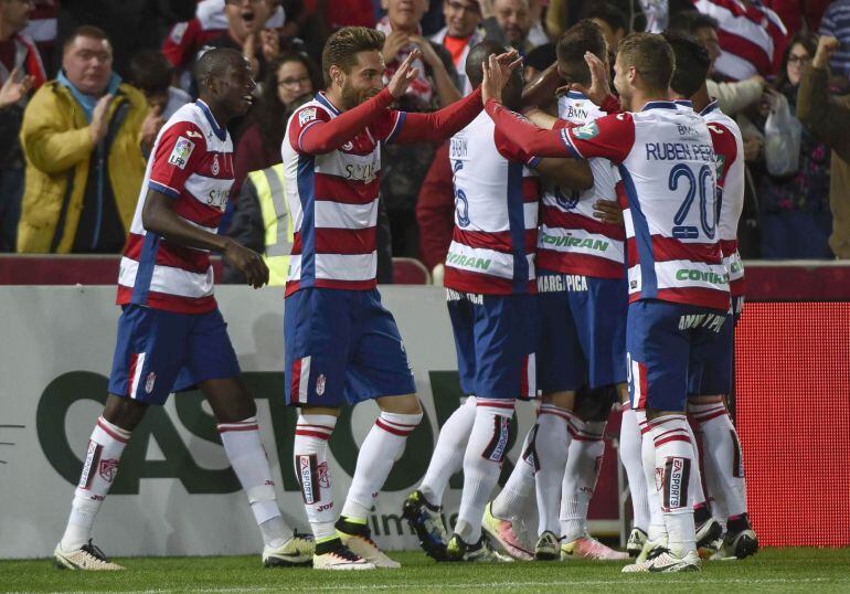 Los jugadores del Granada celebran un gol ante el Levante.