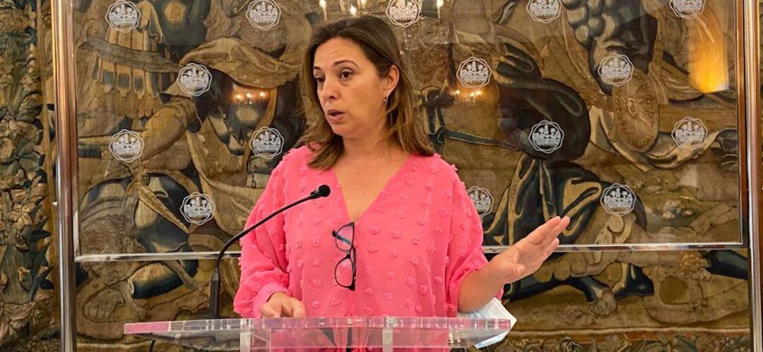 La portavoz del PSOE en el Ayuntamiento de Córdoba, Isabel Ambrosio, durante una rueda de prensa (imagen de archivo)