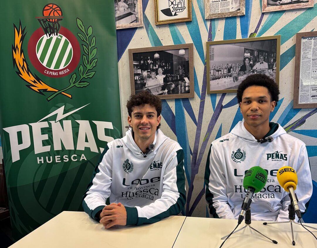 Ismael Corraliza y Omar Thiam en la previa del partido entre Lobe Huesca la Magia y Albacete en el Bar Álvaro