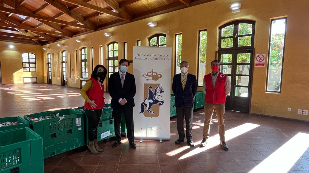 Entrega de los alimentos en la Real Escuela Andaluza del Arte Ecuestre