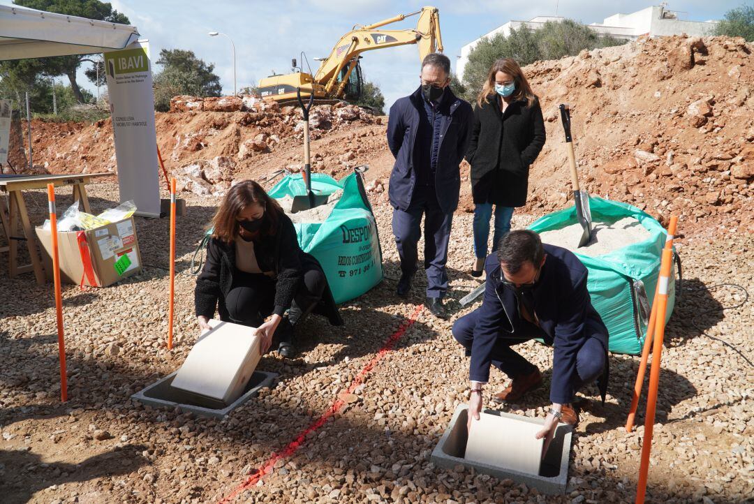 Francina Armengol i Héctor Pons posaven la primera pedra de les dues noves promocions a Maó.