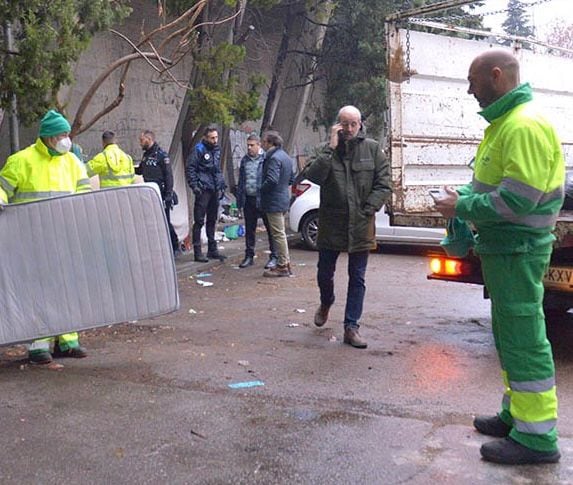 Los servicios de limpieza trabajando en el asentamiento ilegal en Valdemoro