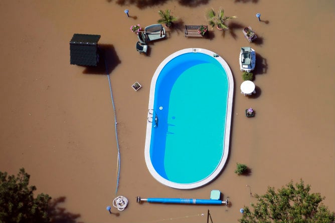 Un jardín inundado en Alemania por las aguas del río Elba durante las inundaciones de finales de mayo cerca de Magdeburg, en el estado federal de Sajoni (Alemania).