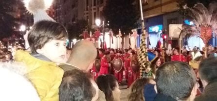 Un niño contempla la cabalgata de los reyes a hombros de su padre. Oviedo