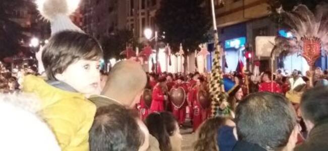 Un niño contempla la cabalgata de los reyes a hombros de su padre. Oviedo