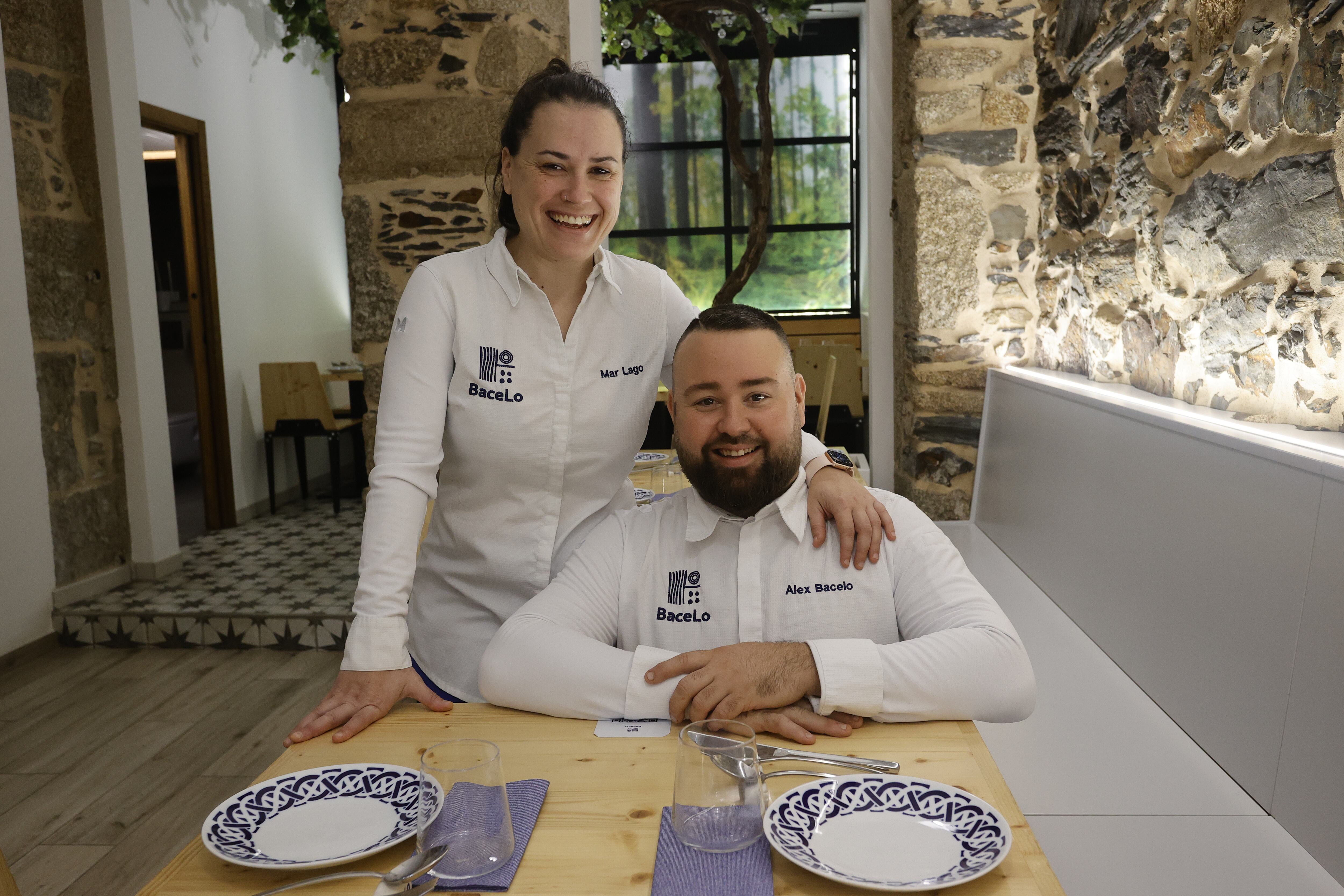 Sin necesidad de esperar por una estrella Michelin, la gastronomía de Ferrol se reivindica en uno de sus mejores momentos con la apertura de nuevos locales y la consolidación  de propuestas  por una cocina actual y que mezcla estilos e influencias internacionales; en la foto, Álex Bacelo y Mar Lago, de Bacelo. Foto: Kiko Delgado / EFE.