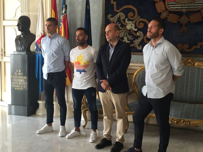 El alcalde de Alicante, Gabriel Echavarri, junto al entrenador y capitán del Hércules CF